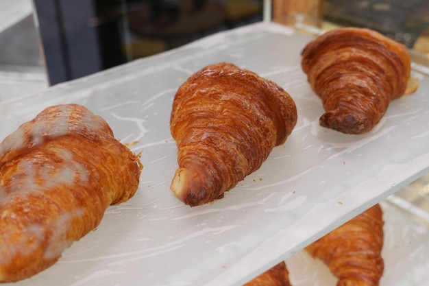 Croissant recién horneado en una panadería