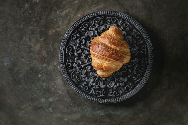 Croissant recién horneado