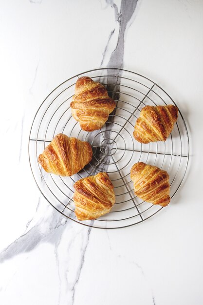 Foto croissant recién horneado