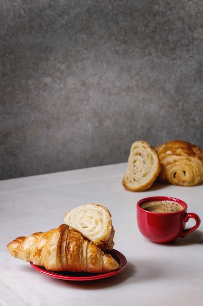 Croissant recién horneado