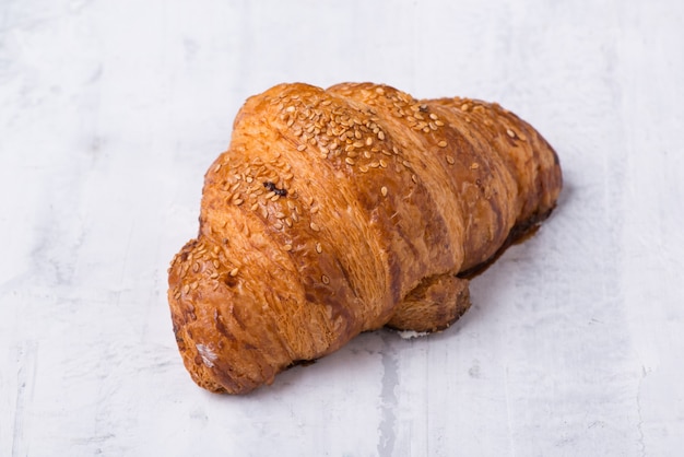 Croissant con relleno de crema sobre un fondo claro