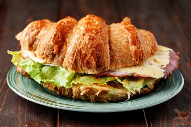 Croissant relleno de tocino, queso y lechuga cerrar