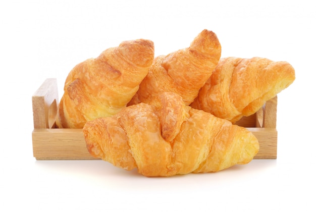 Croissant saboroso sobre fundo branco