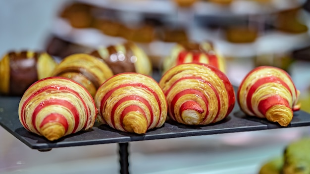 Croissant Sabroso Torcido Con Fresa