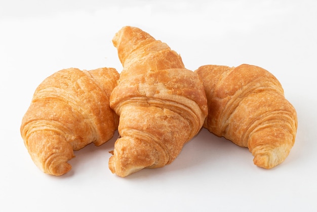 Croissant salado triple aislado sobre fondo blanco.