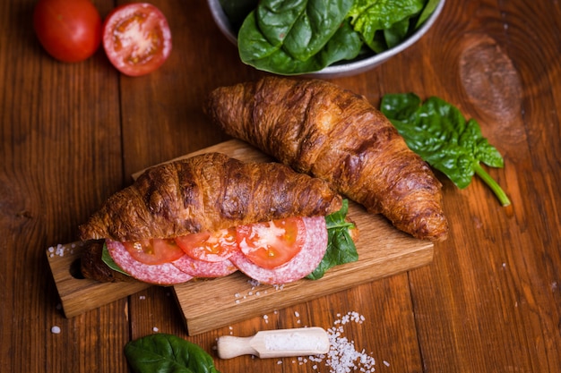 Croissant con Salchicha