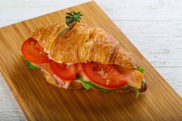 Croissant con salmón