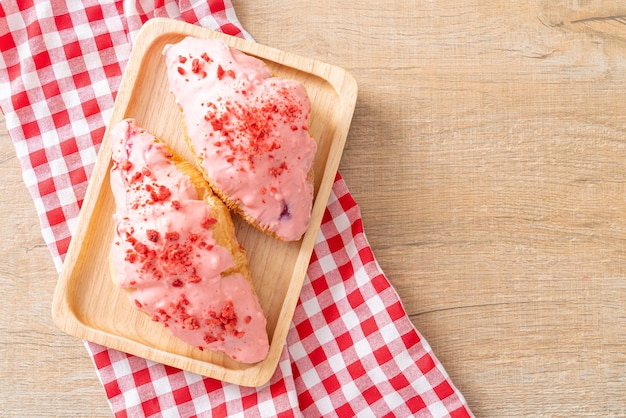 Croissant con salsa de chocolate y fresas