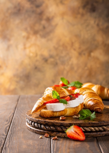 Croissant sanduíche com queijo de cabra