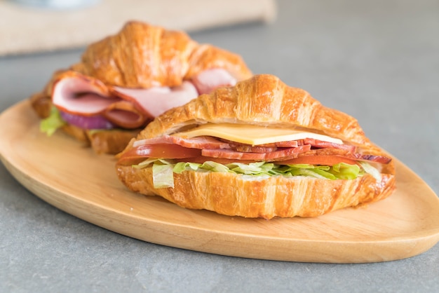 croissant sandwich de jamón