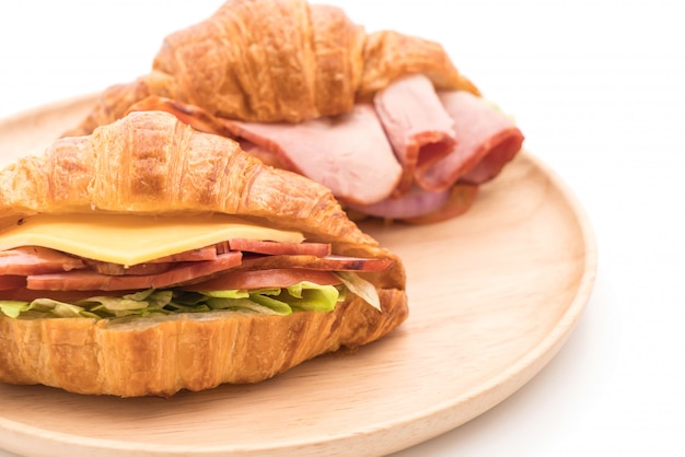 croissant sandwich de jamón