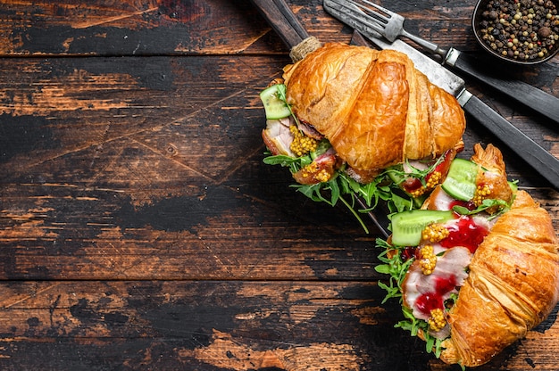 Croissant-Sandwich mit Käse, Rucola und Schinken