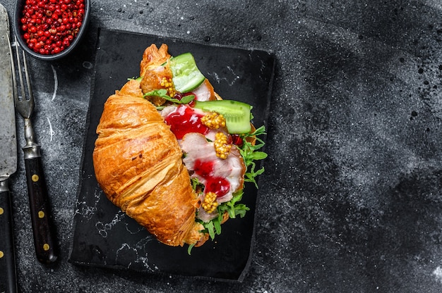 Croissant-Sandwich mit Käse, Rucola und Schinken