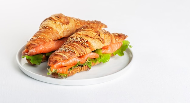 Croissant Sandwich mit Lachs und Salatblättern