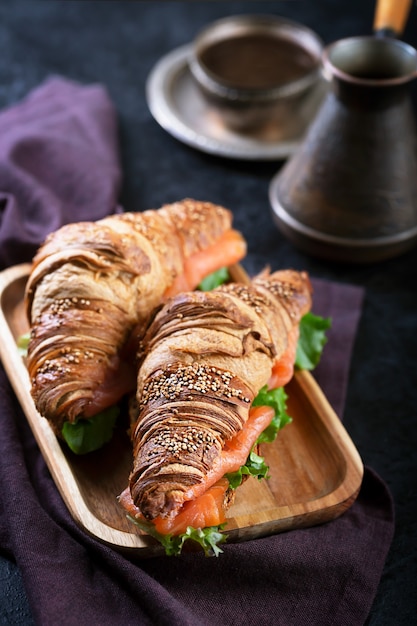 Croissant Sandwich mit Lachs und Salatblättern
