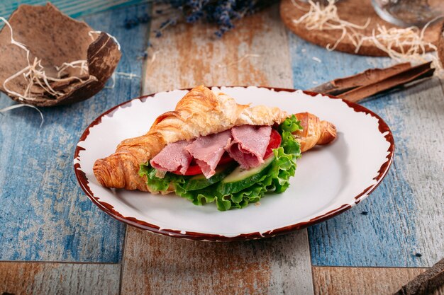 Croissant-Sandwich mit Schinken und Gemüse