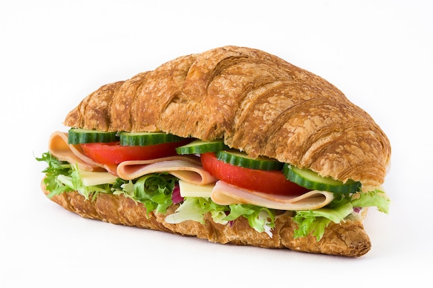 Croissant sandwich con queso, jamón y verduras aislados en blanco