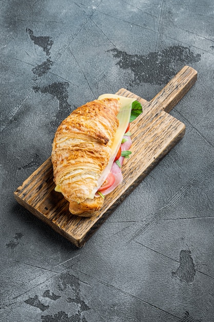 Croissant-Sandwich-Set auf grauem Steinhintergrund mit Kopierraum für Text
