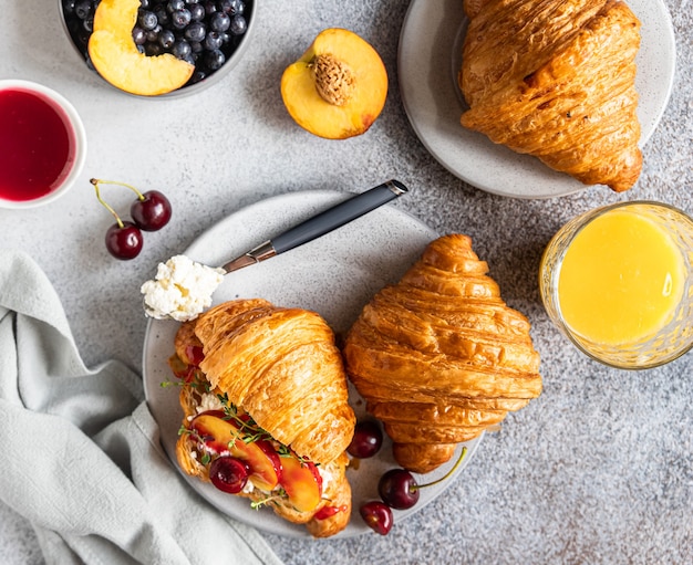 Croissant-Sandwiches mit Nektarinenkirsche und Ricotta oder Frischkäse mit Orangensaft