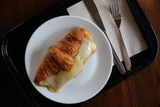 Croissant Schinken Käse auf Holz