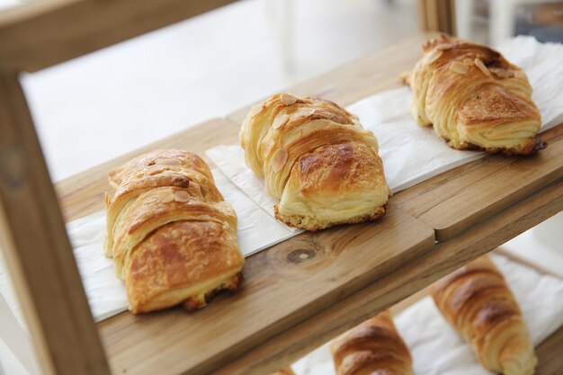 Foto croissant sobre fondo de madera