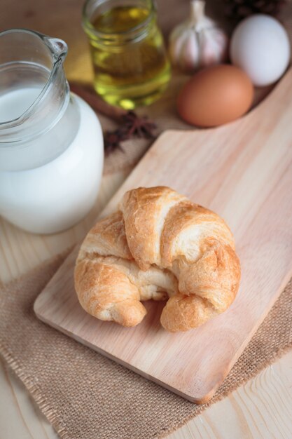 Croissant en tabla de madera cortada en madera de mesa