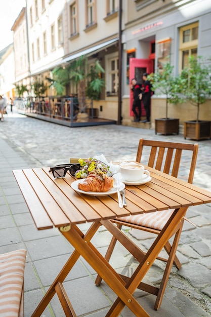 Un croissant y una taza de café en la terraza de verano de cafe39s