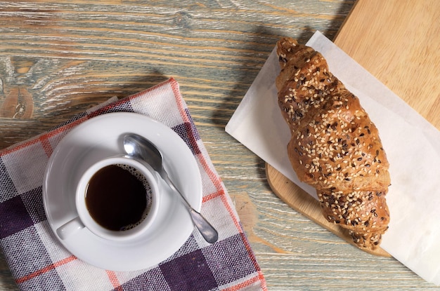 Croissant con taza de café