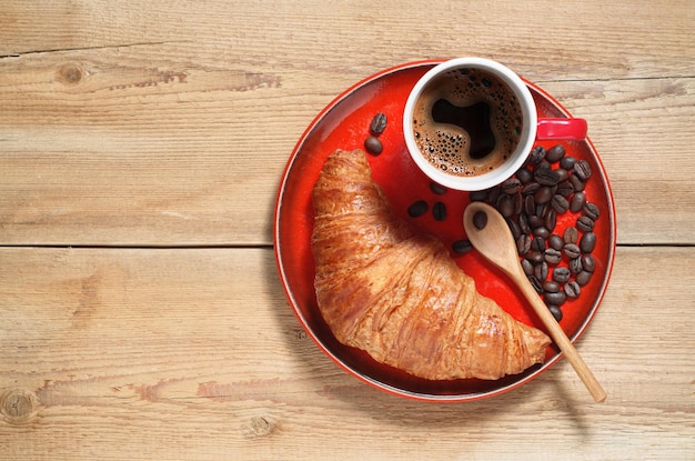 Croissant y una taza de café