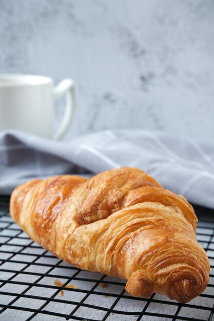 Croissant con una taza de café