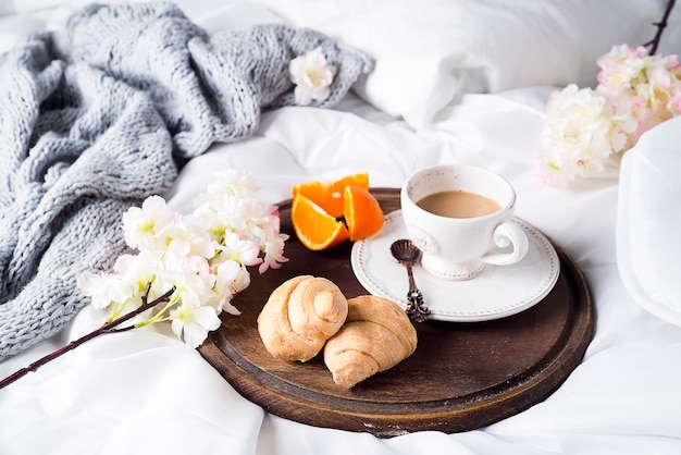 Croissant y taza de café