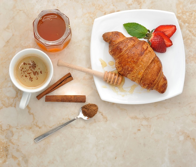 Croissant con té de fresa, miel y canela