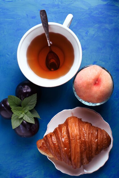 Croissant con té y mermelada para el desayuno