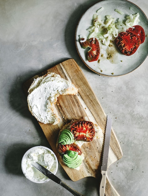 Croissant con tomate reliquia y aguacate para el desayuno.