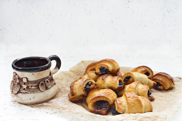 Croissant-Torte mit Füllung. Bäckereiprodukte. Backen mit Marmelade. Morgentee.