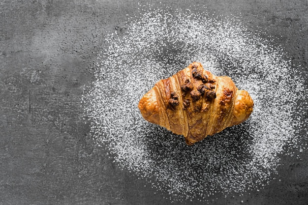 Croissant tradicional recém-assado um delicioso lanche