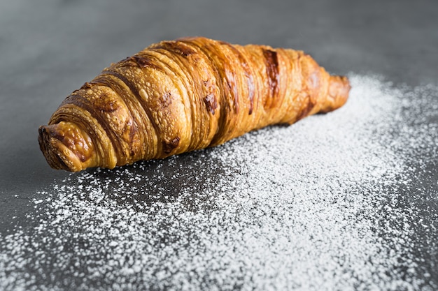 Croissant tradicional recém-assado um delicioso lanche