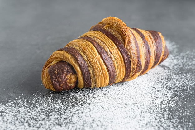 Foto croissant tradicional recém-assado um delicioso lanche