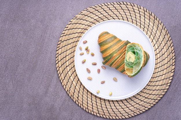 Croissant tradicional recién horneado relleno de crema de pistacho