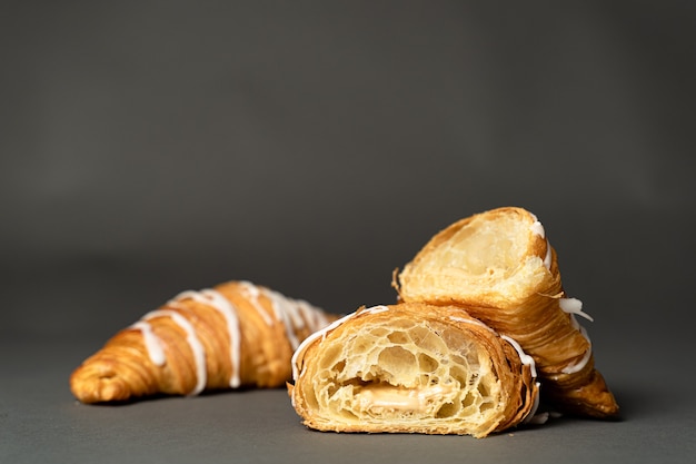 Croissant tradicional recién horneado relleno con una deliciosa crema de chocolate blanco