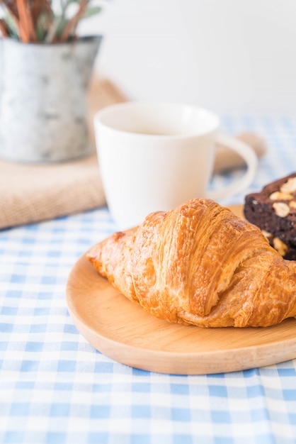 Croissant und Brownies