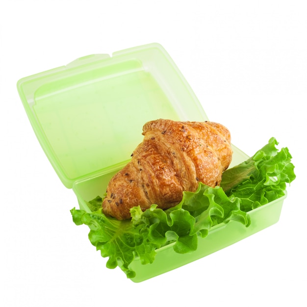 Croissant und grüner Salat
