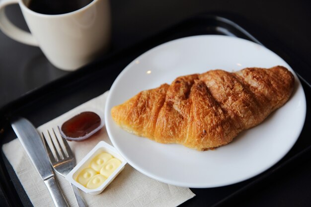 Croissant und Kaffee im Café