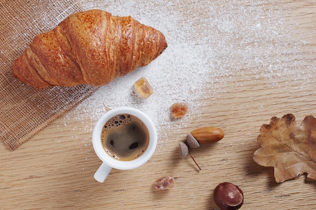 Foto croissant und kaffee