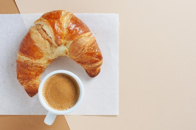 Croissant und Kaffee