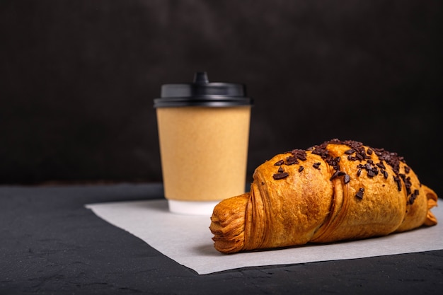 Croissant und Kaffee