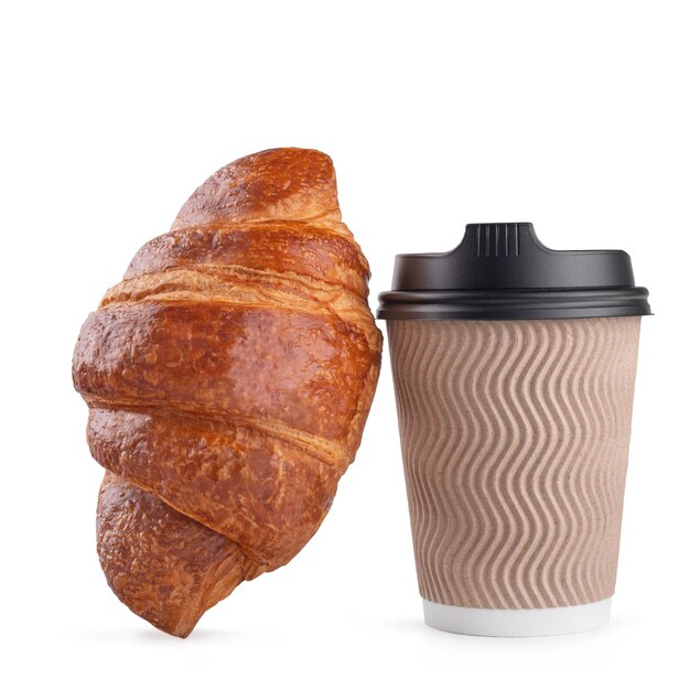 croissant und kaffeelieferung auf weiß