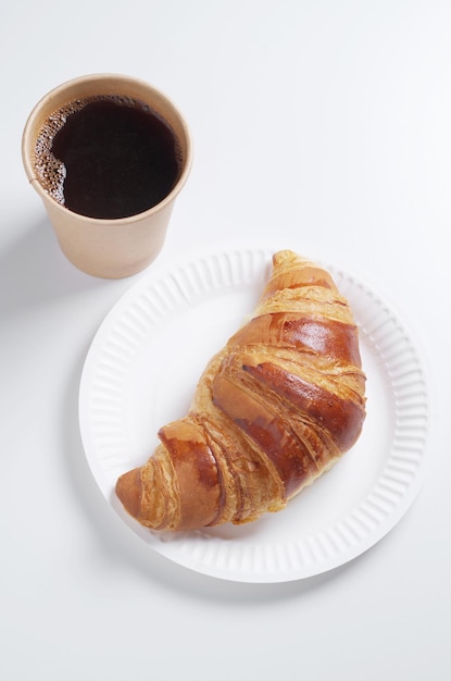 Croissant und Kaffeetasse