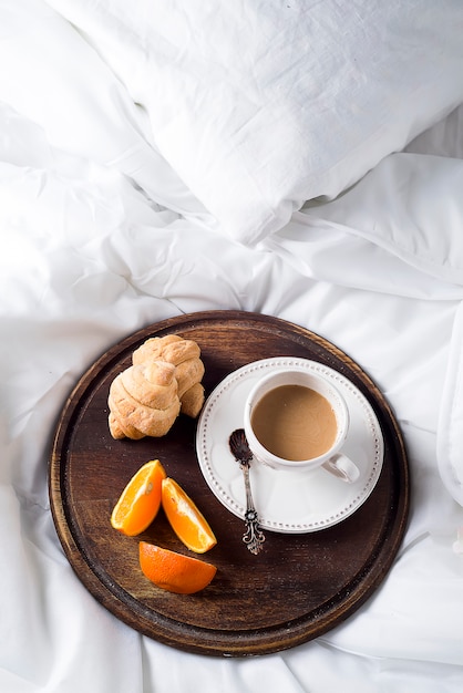 Croissant und Kaffeetasse