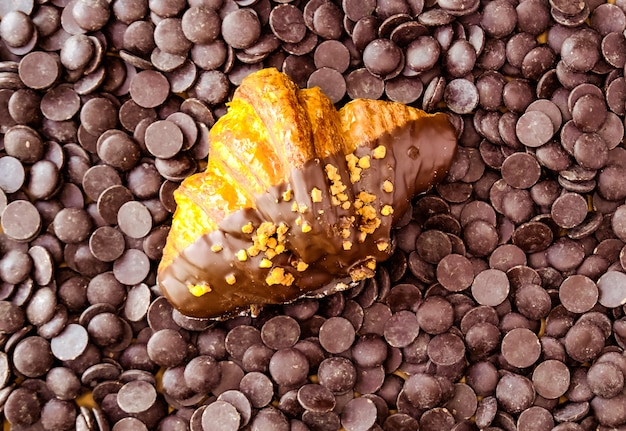 Croissant und Schokolade.